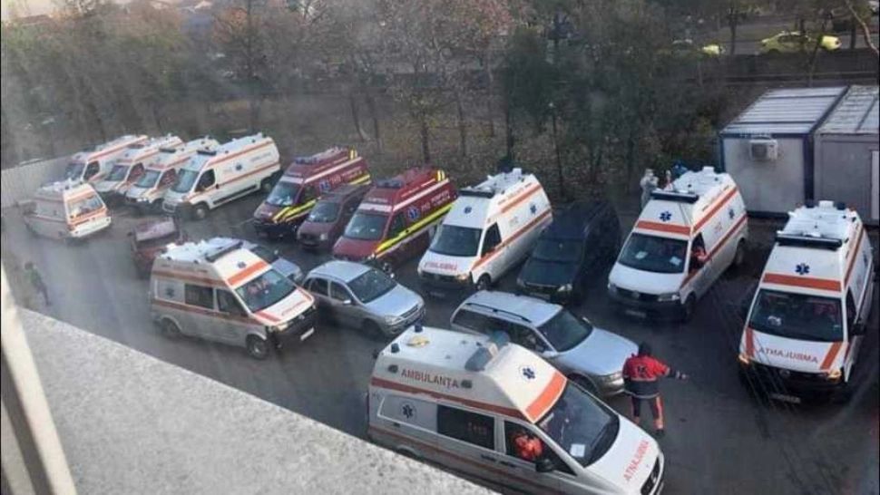 Imagini dramatice la Spitalul Județean Buzău. Curtea unității medicale, blocată de ambulanțe cu pacienți COVID care nu mai au loc în spital