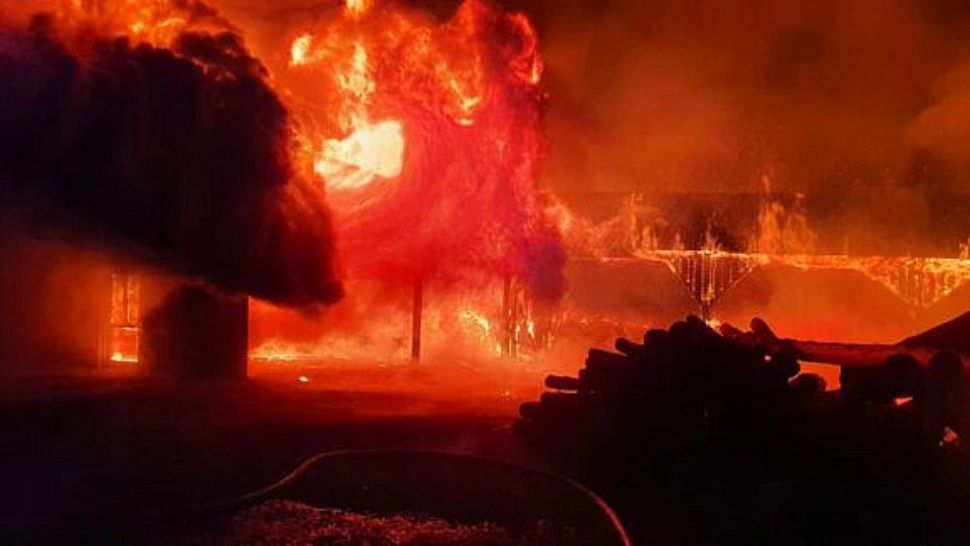 FOTO Iadul pe pământ într-o comună din județul Suceava. Un INCENDIU a făcut prăpăd, o gravidă a ajuns la spital