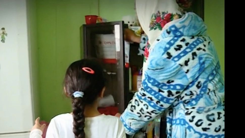 REPORTAJ | FETIȚA care vrea un BRAD si o PRĂJITURĂ de CRĂCIUN 