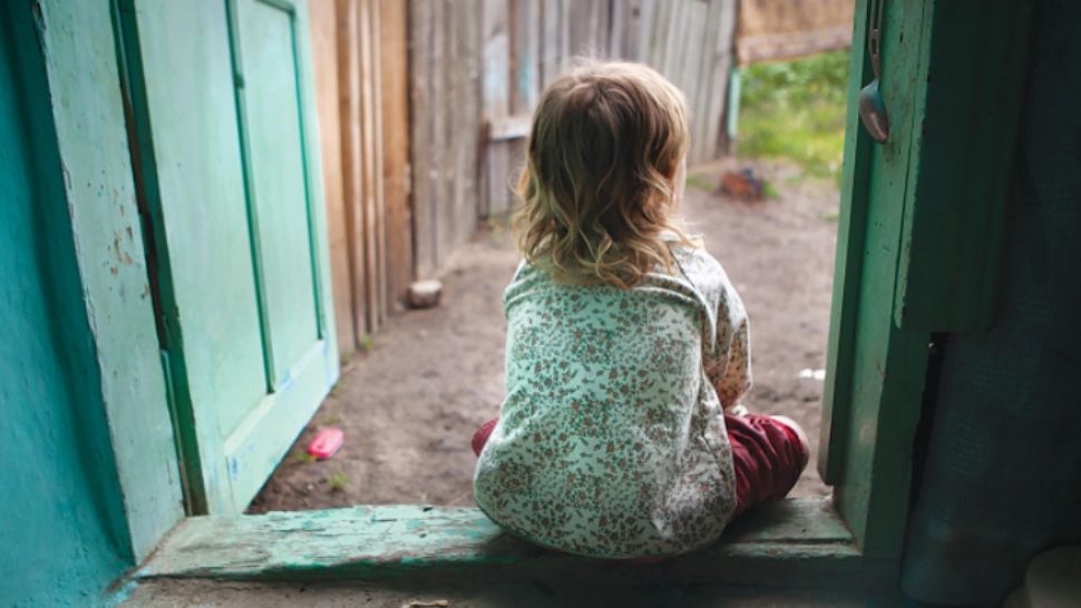 150.000 de copii duc dorul părinților plecați în străinătate: Povești EMOȚIONANTE ale micuților crescuți de bunici