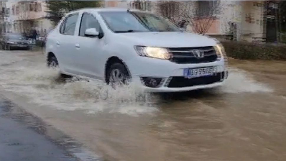 VIDEO Avarie MAJORĂ la o conductă de apă din Pitești: Curți și subsoluri INUNDATE