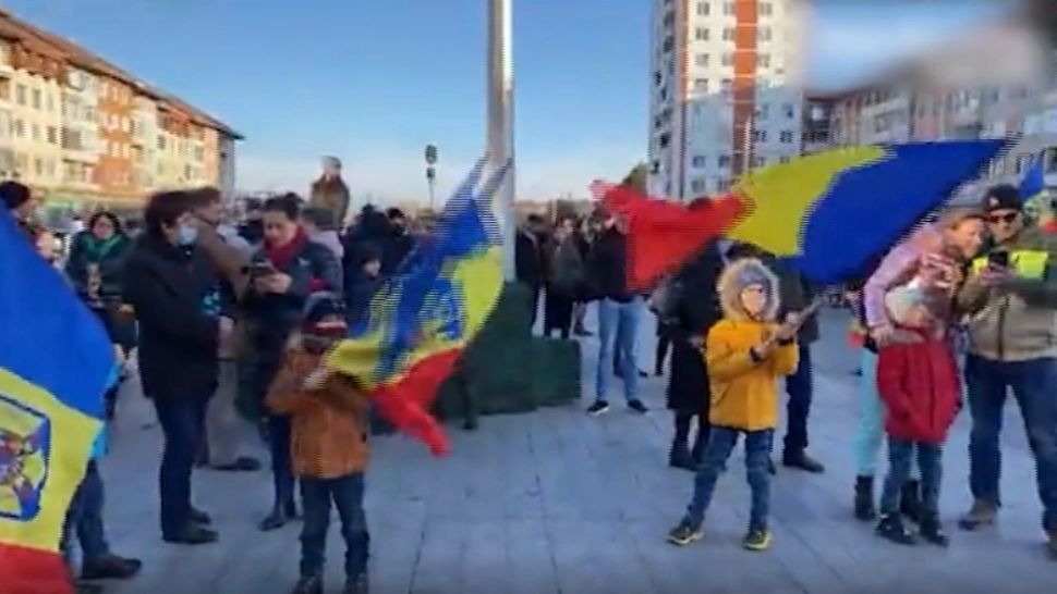 Proteste MASIVE în țară față de restricții: "Interesul superior al copiilor este educația. Ieșiți din casă dacă vă pasă!"