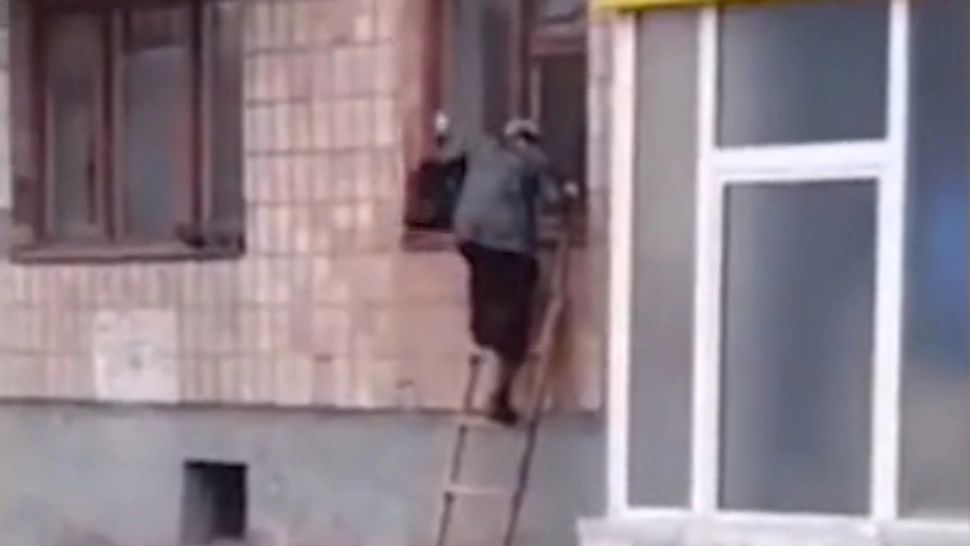 VIDEO Momente INEDITE în Ucraina: O bunicuță a ieșit pe geam cu SCARA de teama interfonului - Imaginile au devenit VIRALE