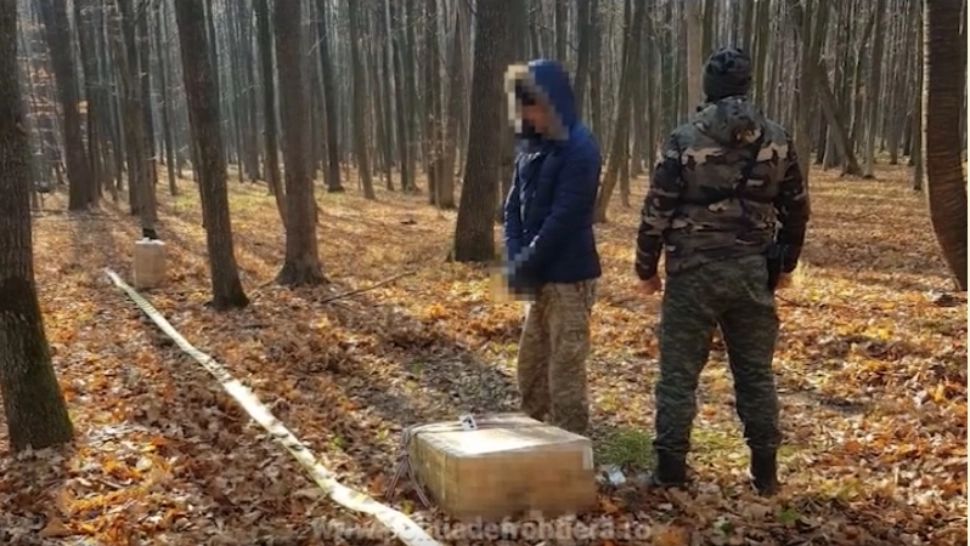 Contrabandiști urmăriți cu FOCURI de armă la granița cu Ucraina: Zeci de pachete de țigări, CONFISCATE