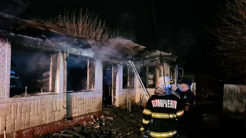 FOTO | 3 morți într-un incendiu care a cuprins o locuinţă, în Vrancea