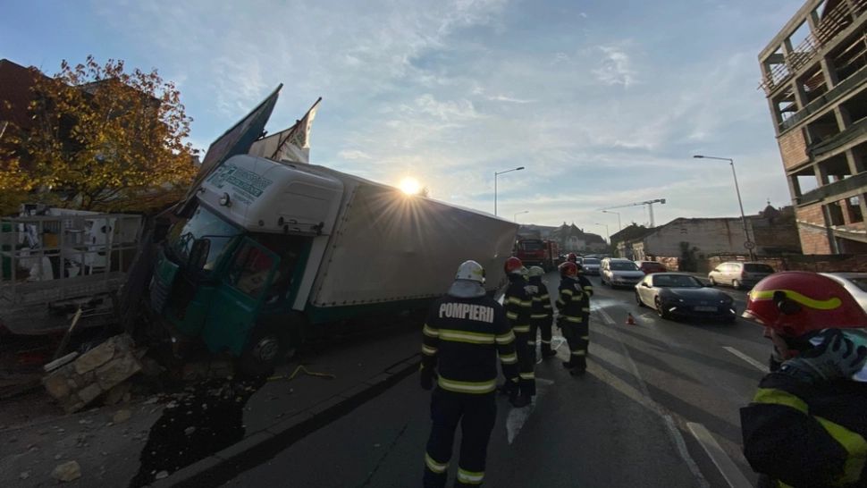 FOTO Un camion scăpat de sub control pe o stradă din municipiul Cluj a rupt o țeavă de gaze