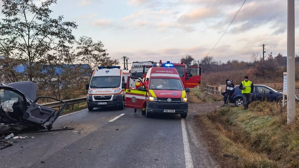 FOTO Accident grav în jud. Bistrița, 2 persoane încarcerate, trafic îngreunat