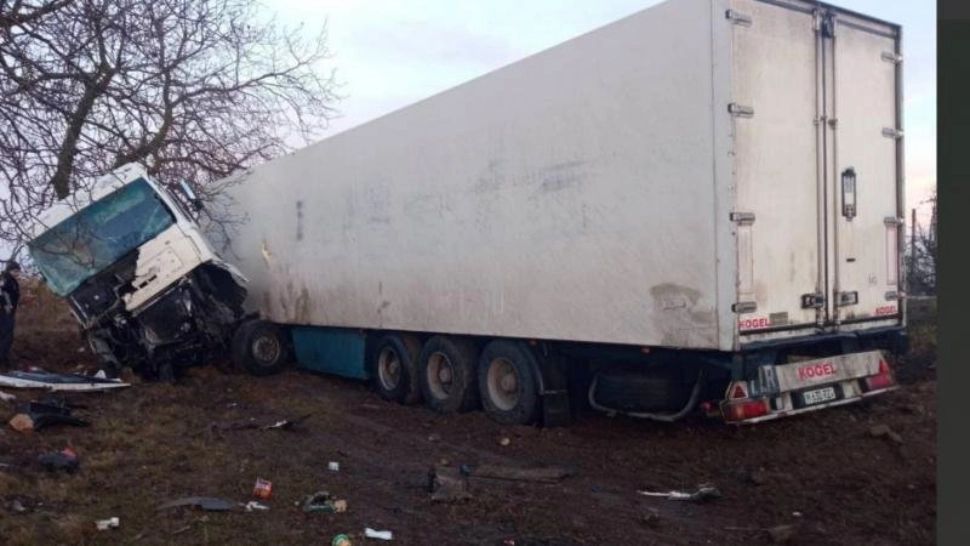 Impact DEVASTATOR între două TIR-uri pe DN6, în Caraș Severin. Două persoane au murit