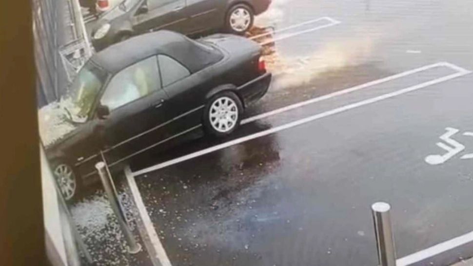 VIDEO Accident bizar, a intrat cu mașina prin vitrina unui supermarket din jud. Hunedoara 