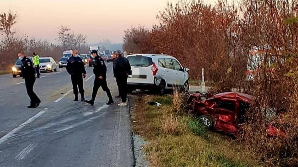 Carambol pe o șosea din județul Botoșani. Patru mașini implicate, trei persoane rănite