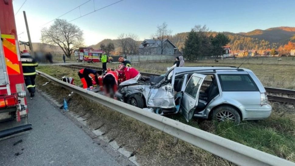 Mașină SPULBERATĂ de tren, la Suceava: două femei au fost rănite grav - Una a fost proiectată prin parbriz, iar cealaltă încarcerată VIDEO