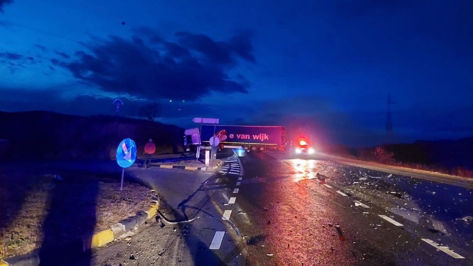 Accident grav la Cluj - Cinci răniți, printre care și un copil, în urma unui accident între un TIR și un autoturism