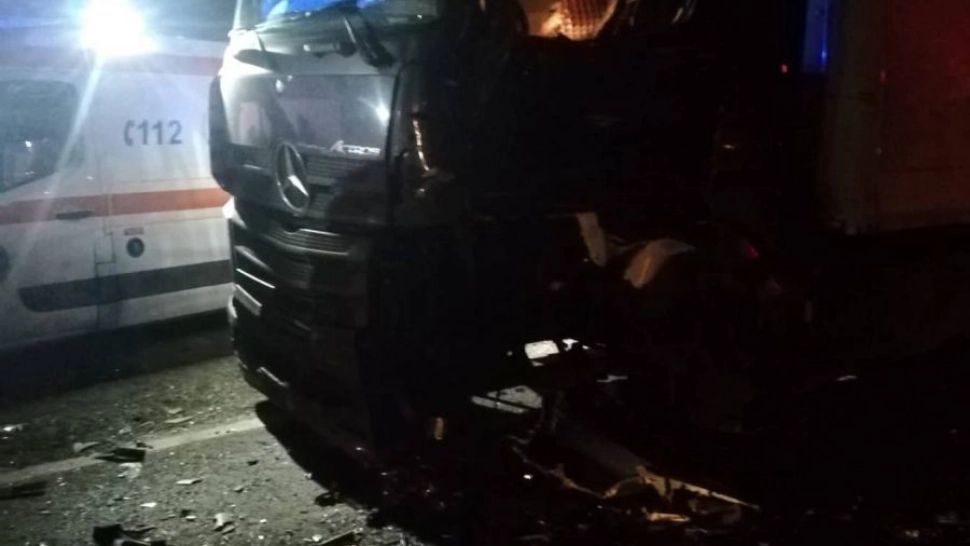 Accident grav în Sibiu - Trafic blocat după ce un autoturism și două autocamioane s-au ciocnit