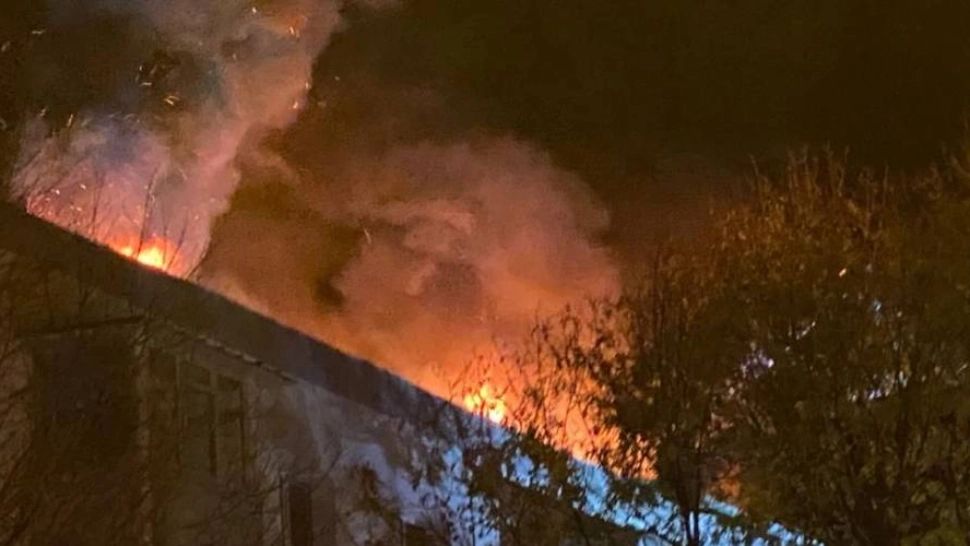 FOTO + VIDEO | Incendiu VIOLENT la acoperişul unui bloc din Slatina. Locatarii au fost evacuaţi