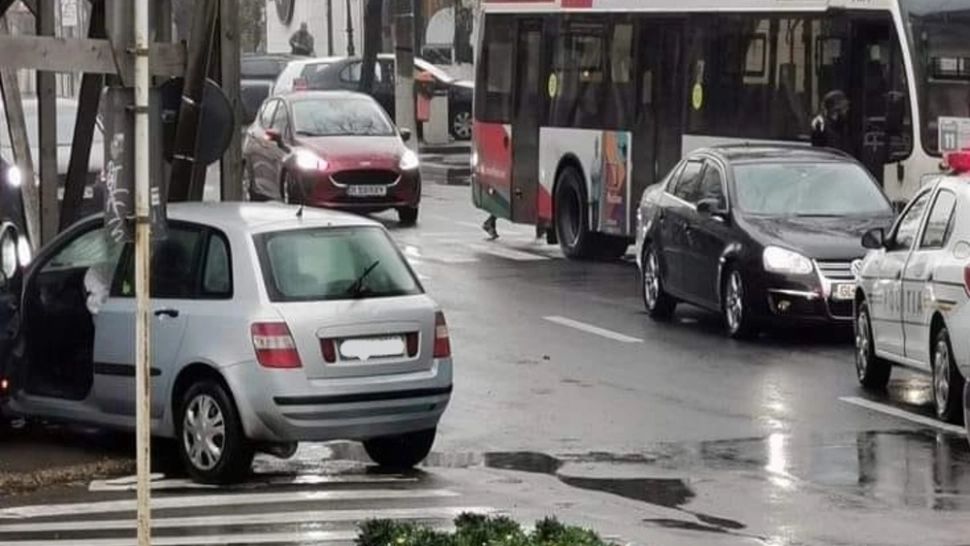 Focuri de armă în centrul Galațiului! Doi bărbați au intrat cu mașina în peretele unei clădiri, apoi au fugit