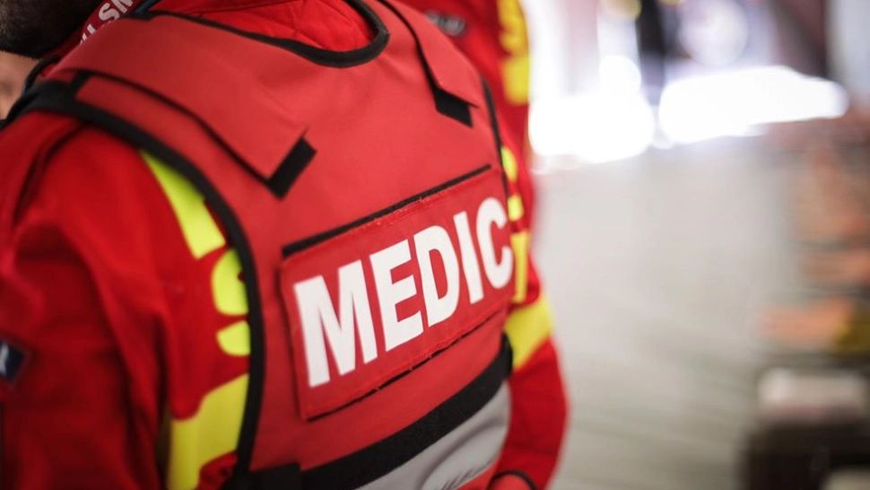 Accident grav pe A1: Doi răniţi, din care unul inconştient, după ce o maşină s-a izbit de un TIR 