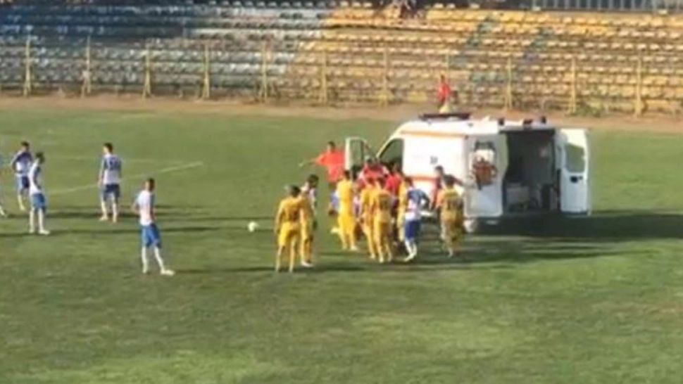 Scene dramatice pe terenul de fotbal! Un jucător a făcut atac cardiac