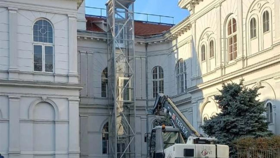 Bărbat în comă, cu fracturi multiple, după o cădere cu liftul de la 12 metri, de pe Primăria Arad - CAUZA accidentului