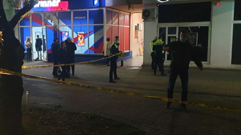 FOTO + VIDEO | Scene șocante în plină stradă, la Arad. Un bărbat a tras cu arma, după ce a înjunghiat o persoană - Polițiștii îl caută