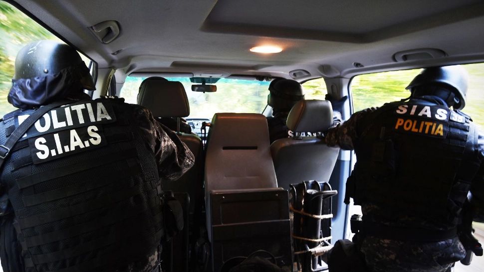 PANICĂ la Arad! Un bărbat i-a ameninţat pe angajaţii de la Evidenţa Persoanelor că le va da foc şi va pune o bombă. Intervenție în forță a polițiștilor 