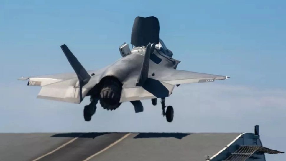 VIDEO | Momentul în care un avion de 100 de milioane de lire sterline se prăbușește în mare. Pilotul s-a salvat