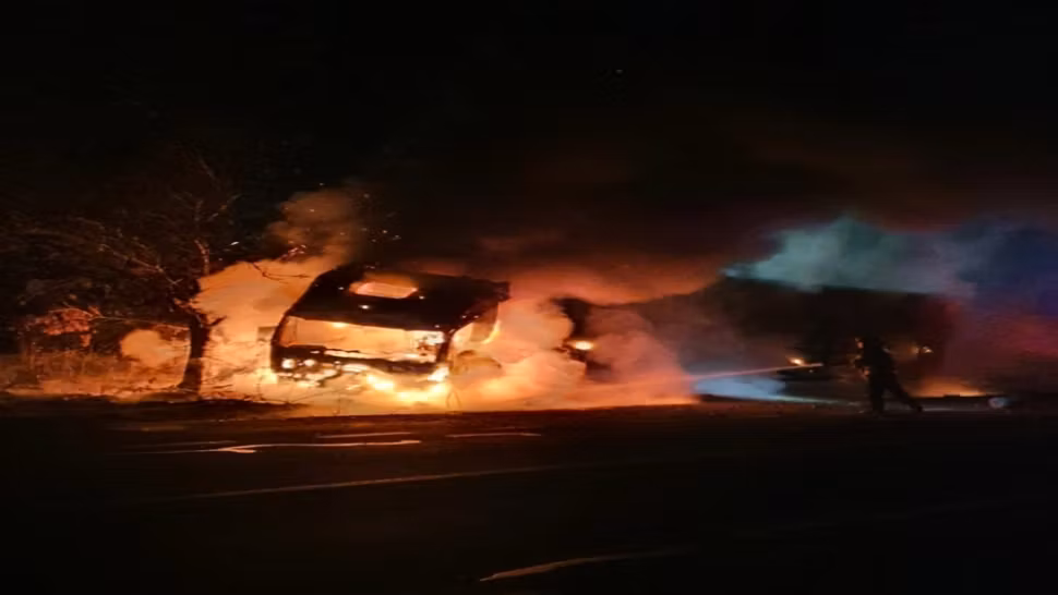 Un TIR încărcat cu granule de plastic s-a făcut SCRUM pe E85, în județul Bacău! De la ce a pornit FOCUL