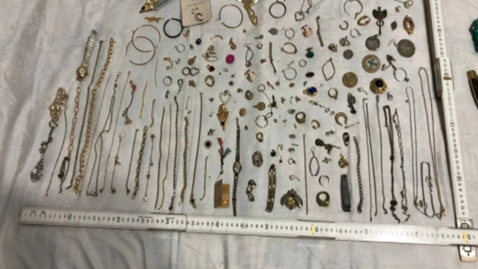 Percheziții în județul Alba, la persoane bănuite de furturi din locuințe: O persoană reținută şi alte 3 audiate. Ce au descoperit polițiștii 