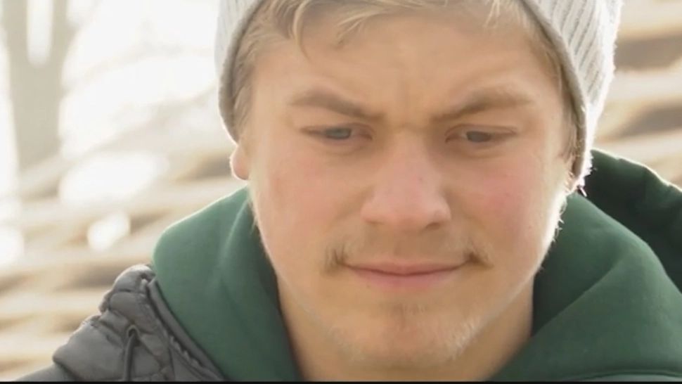 VIDEO Băiatul care vinde verdeață în stradă pentru a trăi va avea o casă