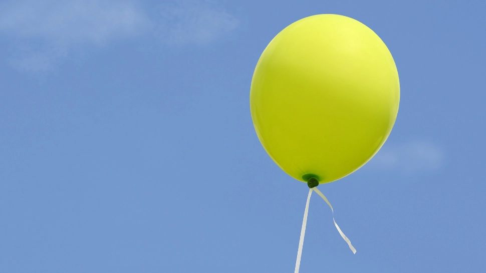 Tragedie fără margini! Un copil de 1 an din Suceava a murit după ce s-a înecat cu un balon