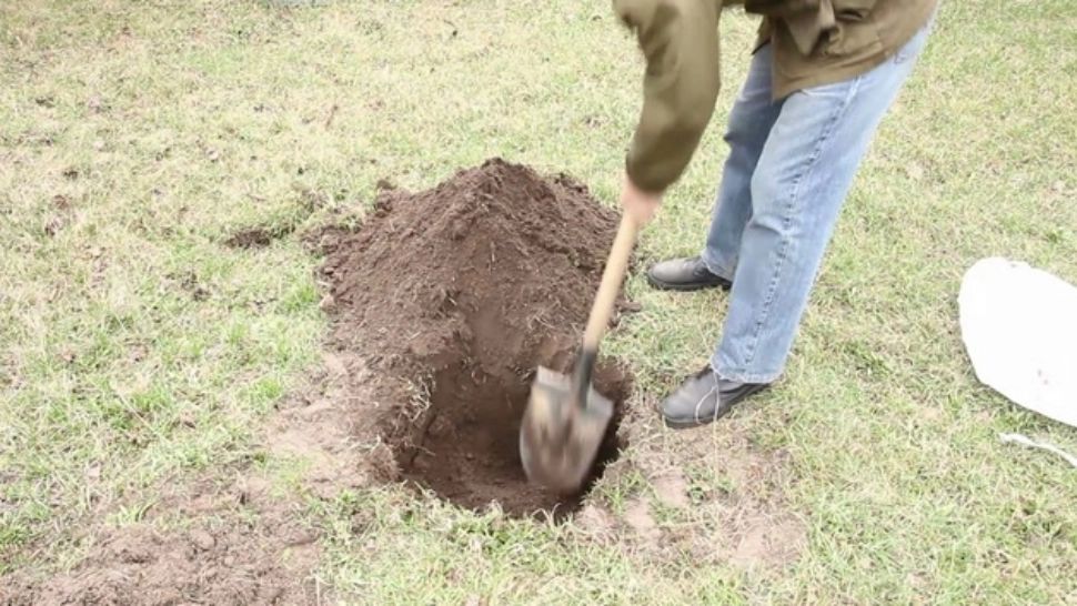 Grenadă și pistol, îngropate într-o curte din Dâmbovița. Dispozitivele, folosite pentru a-l amenința pe șeful IPJ 