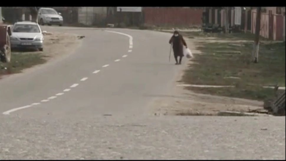 Bătrânii, obligați să muncească până mor | Bunicilor le e rușine să ceară ajutor: „Mănâncă doar cel ce muncește”