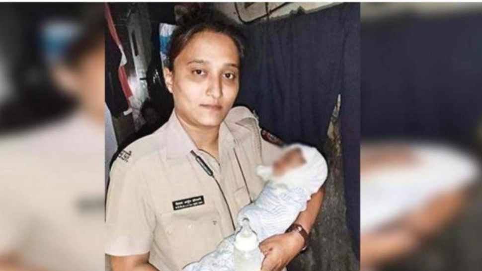 FOTO | IMPRESIONANT! Bebeluș ABANDONAT într-o gaură de scurgere, salvat de mai multe PISICI. Unde s-a întâmplat