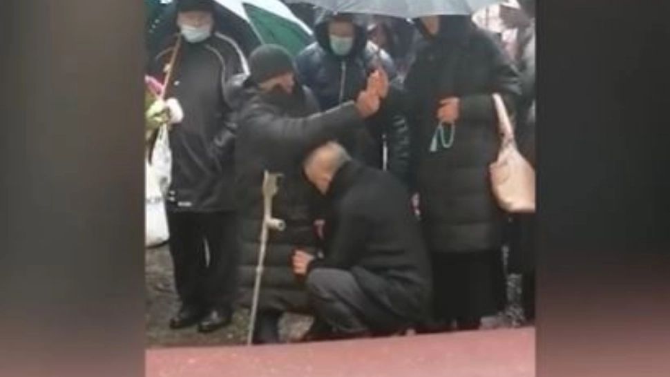 VIDEO - Gigi Becali și-a dat haina unui om nevoiaș, chiar la o slujbă - Momentul emoționant