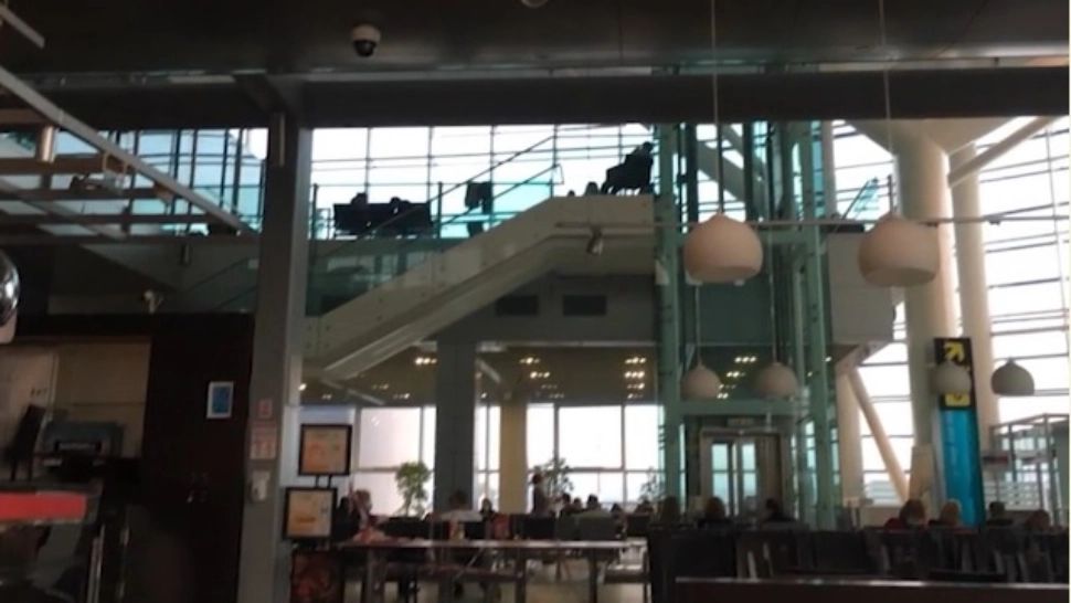 Peste 20 de oameni, printre care și copii, BLOCAȚI de 30 de ore pe aeroportul Otopeni - Care este MOTIVUL