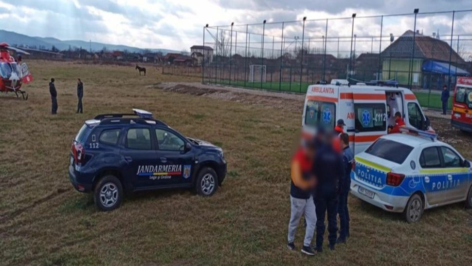 Un copil de 9 ani, spulberat de o mașină, în Bistrița-Năsăud. A fost transportat la spital cu elicopterul