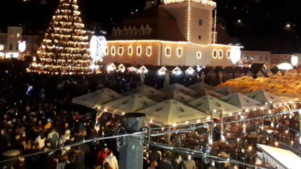 VIDEO | Înghesuială ca înainte de pandemie în BRAȘOV! Au fost aprinse luminile de Crăciun din Piața Sfatului 