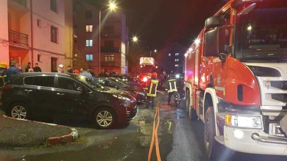 FOTO + VIDEO | Panică în Brașov. Zeci de locatari, evacuați după ce un piroman a incendiat un bloc