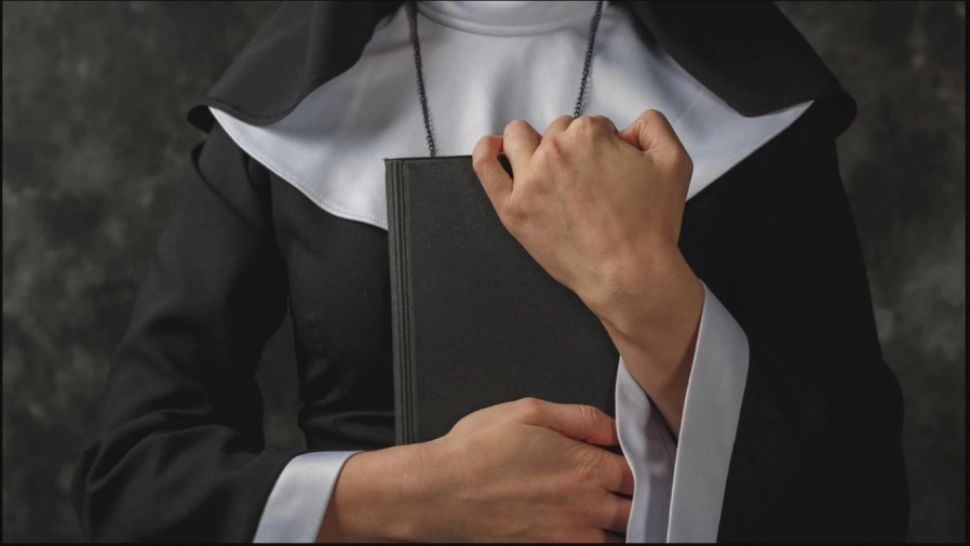 Tânără din Prahova, înșelată cu peste 70.000 de euro de o falsă călugăriță care i-a promis rugăciuni şi dezlegări