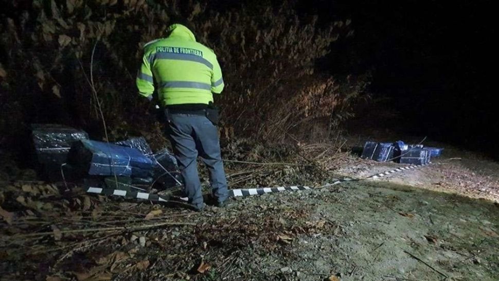 FOTO Focuri de armă pentru reținerea unor contrabandiști! Captură URIAȘĂ de pachete de țigări graniţa cu Ucraina 