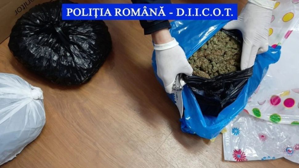 FOTO | Bărbat prins în flagrant când ridica un colet cu 2.5 kg de DROGURI! De unde provin stupefiantele 