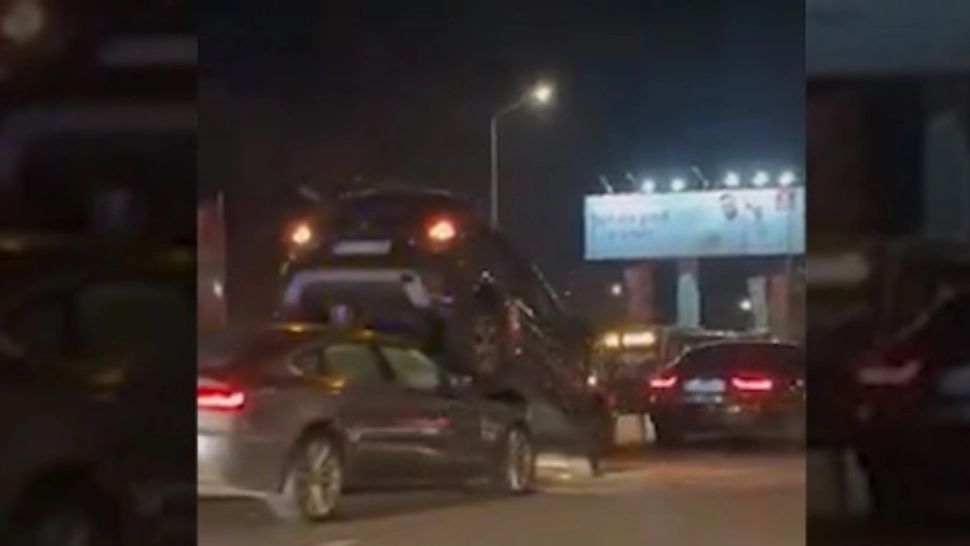 Accident spectaculos la ieșirea din București. Un autoturism a rămas suspendat, după ce o mașină l-a lovit din spate