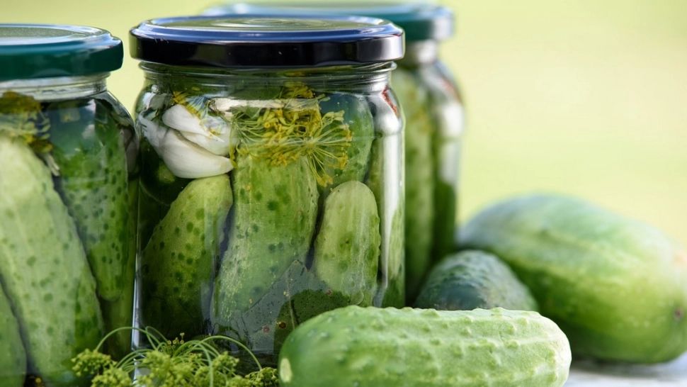 Avertismentul medicilor: ce trebuie să știi înainte să mănânci castraveți murați