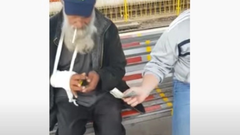 VIDEO | Polițiști din Cluj, reținuți după ce au bătut un cerșetor. Oamenii legii s-au filmat singuri 