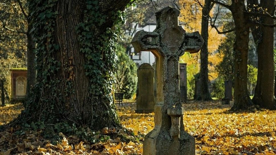 Orașul din România copleșit de decese Covid. Groparii nu mai fac față