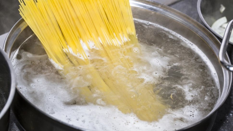 După ce vei citi ASTA, NU vei mai arunca niciodată apa în care ai fiert pastele. Uite la ce poți s-o folosești