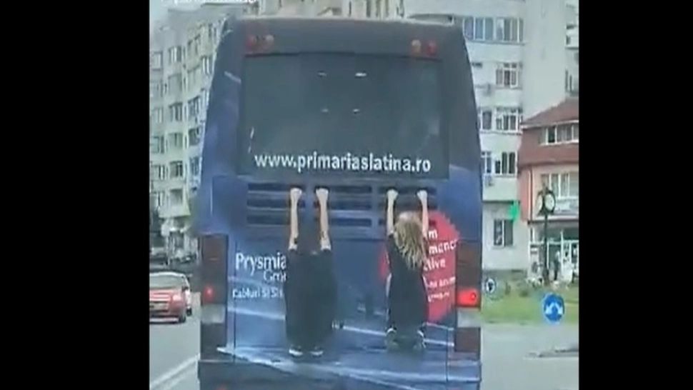 VIDEO 2 copii au călătorit, prin Slatina, agățați în spatele unui autocar. Șoferii au filmat și au pus pe TiKTok