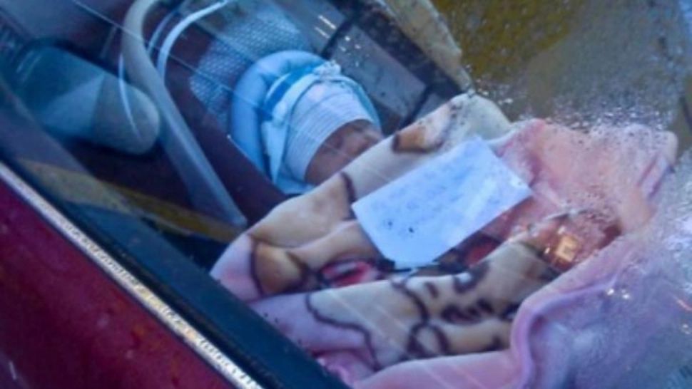 Bărbatul a văzut un bebeluş în maşină. Pe piept avea un bilet. Când l-a citit, a și chemat Poliţia - incredibil ce a descoperit!