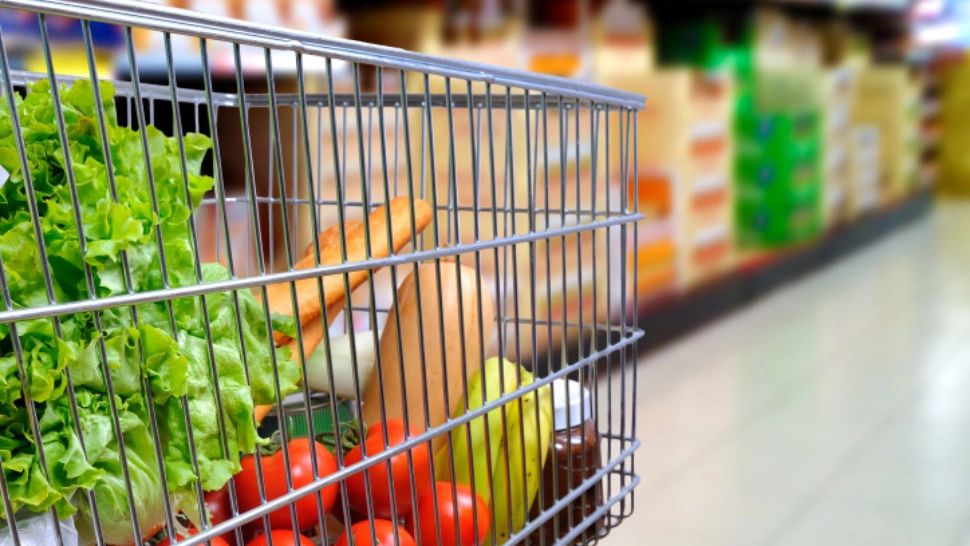 Românii mănâncă mai puțin pentru a plăti facturile - Un trai decent pentru doi adulți și doi copii înseamnă, lunar, peste 7.200 de lei