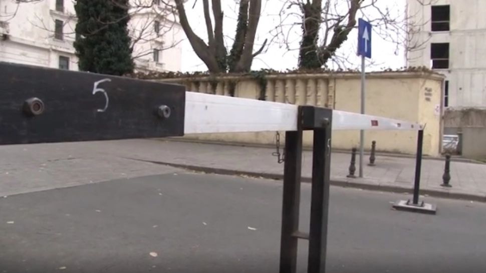 Acces restricționat în Centrul Vechi din Constanța. Aprovizionarea cu pâine, împiedicată de barieră