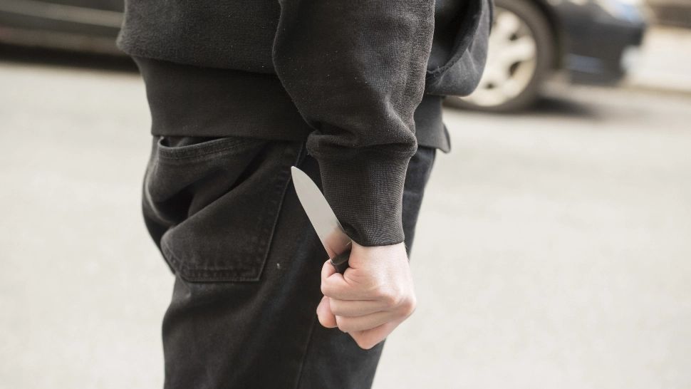 Și-a înjunghiat soția și apoi a plecat de acasă. Acum este cercetat pentru omor deosebit de grav